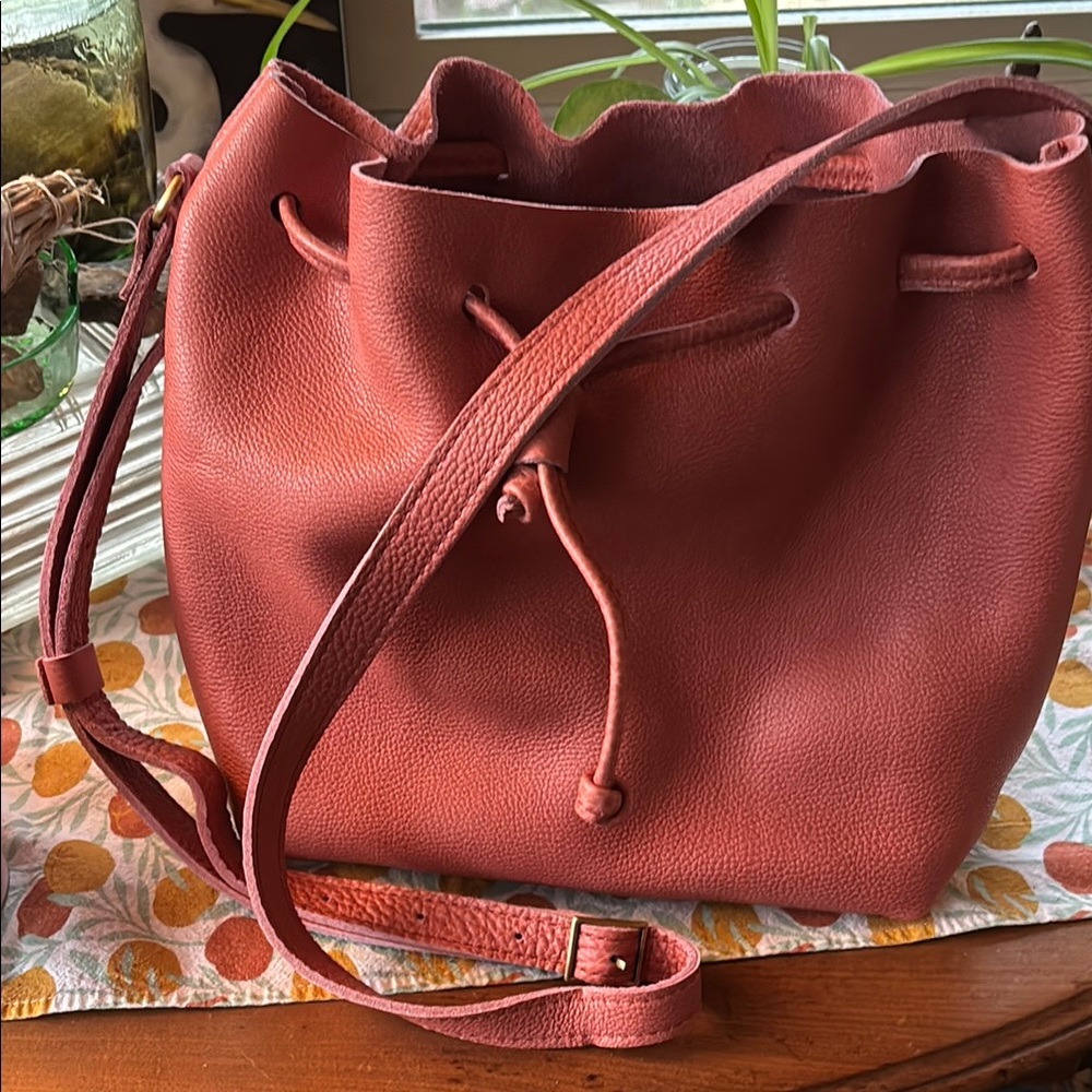 Elegant Pink Portland Leather Bucket Bag